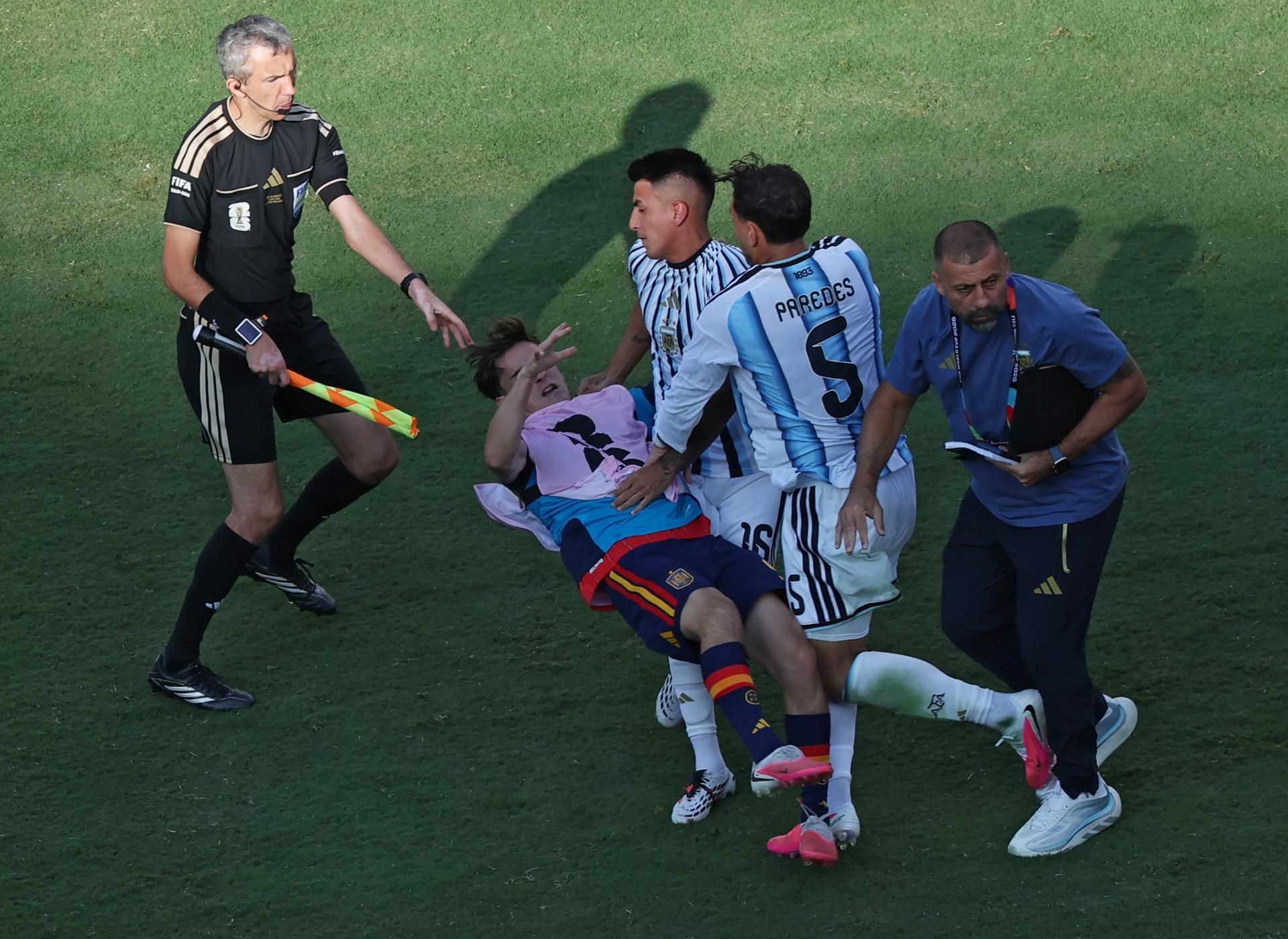 Thiago Almada y Leandro Paredes agreden a jugador de España. EFE