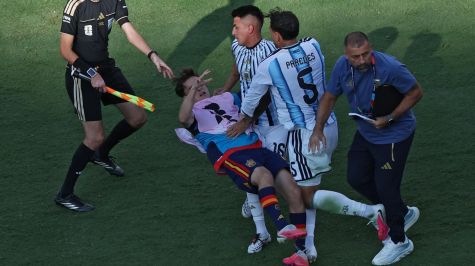 Thiago Almada y Leandro Paredes agreden a jugador de España. EFE