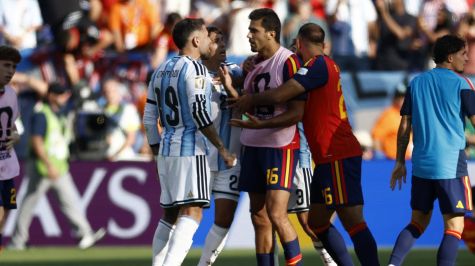 Jugadores se encaran al término de la final de la Copa del Mundo. EFE