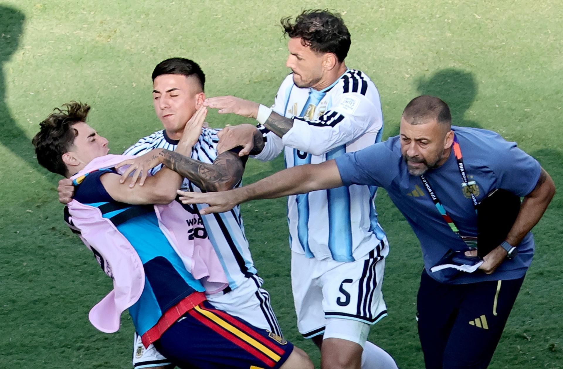 Jugadores de argentina agreden a jugador de España al término de la final de la Copa del Mundo. EFE