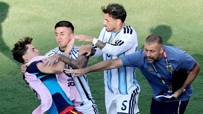Jugadores de argentina agreden a jugador de España al término de la final de la Copa del Mundo. EFE Jugadores de argentina agreden a jugador de España al término de la final de la Copa del Mundo. EFE