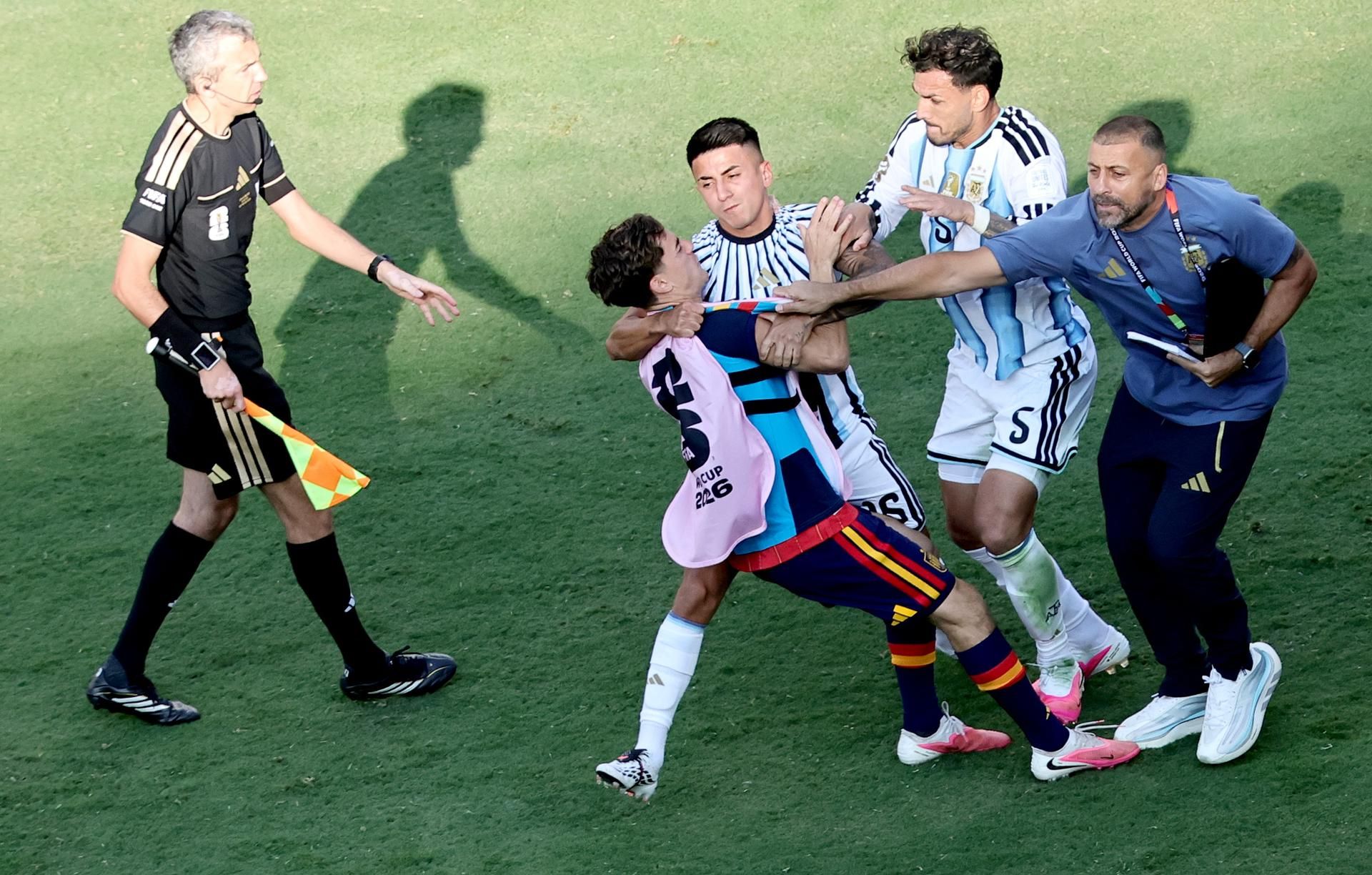 Jugadores de argentina agreden a jugador de España al término de la final de la Copa del Mundo. EFE
