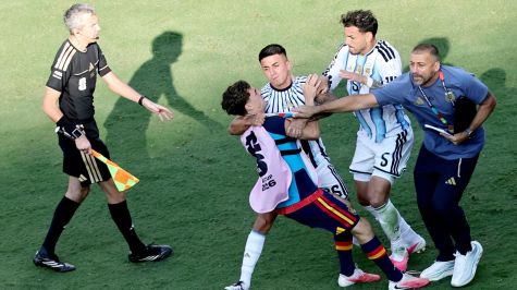 Jugadores de argentina agreden a jugador de España al término de la final de la Copa del Mundo. EFE
