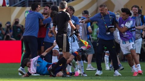 Conato de bronca entre jugadores de Argentina y España al término de la final de la Copa del Mundo 2026. EFE