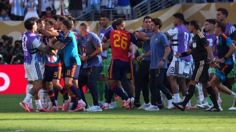Conato de bronca entre jugadores de Argentina y España al término de la final de la Copa del Mundo 2026. EFE