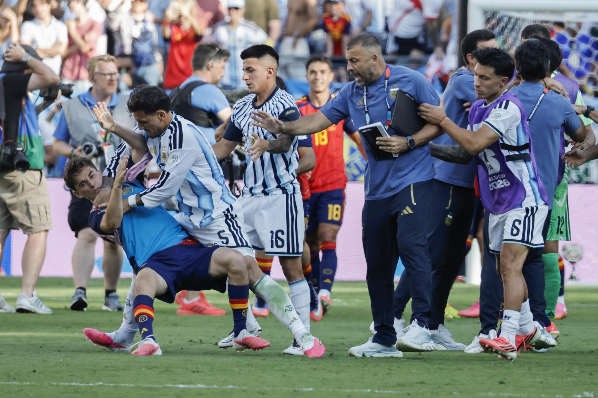 Conato de bronca entre jugadores de Argentina y España al término de la final de la Copa del Mundo 2026. EFE