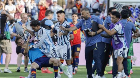 Conato de bronca entre jugadores de Argentina y España al término de la final de la Copa del Mundo 2026. EFE