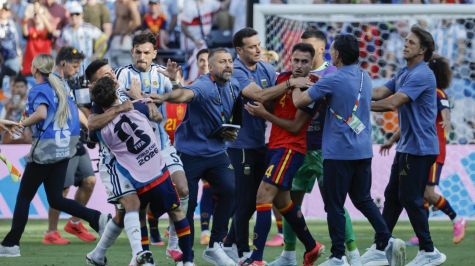 Conato de bronca entre jugadores de Argentina y España al término de la final de la Copa del Mundo 2026. EFE