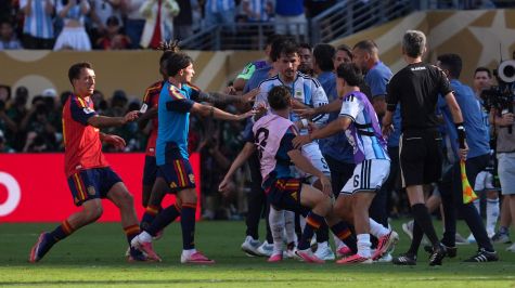 Conato de bronca entre jugadores de Argentina y España al término de la final de la Copa del Mundo 2026. EFE