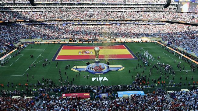 España levanta la Copa del Mundo mientras Argentina les da la espalda en el costado derecho. EFE España levanta la Copa del Mundo mientras Argentina les da la espalda en el costado derecho. EFE