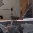 Los agresores utilizaron herramientas pesadas para iniciar una demolición parcial del albergue y sometieron al personal de seguridad (Foto: Especial) Los agresores utilizaron herramientas pesadas para iniciar una demolición parcial del albergue y sometieron al personal de seguridad (Foto: Especial)