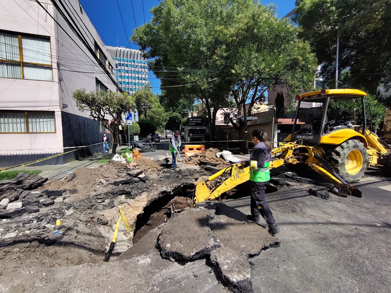 Socavón en Guadalupe Inn mantiene cierres y trabajos de reparación. (SGIRPC)