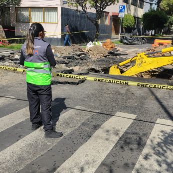 Socavón en Guadalupe Inn mantiene cierres y trabajos de reparación. (SGIRPC)