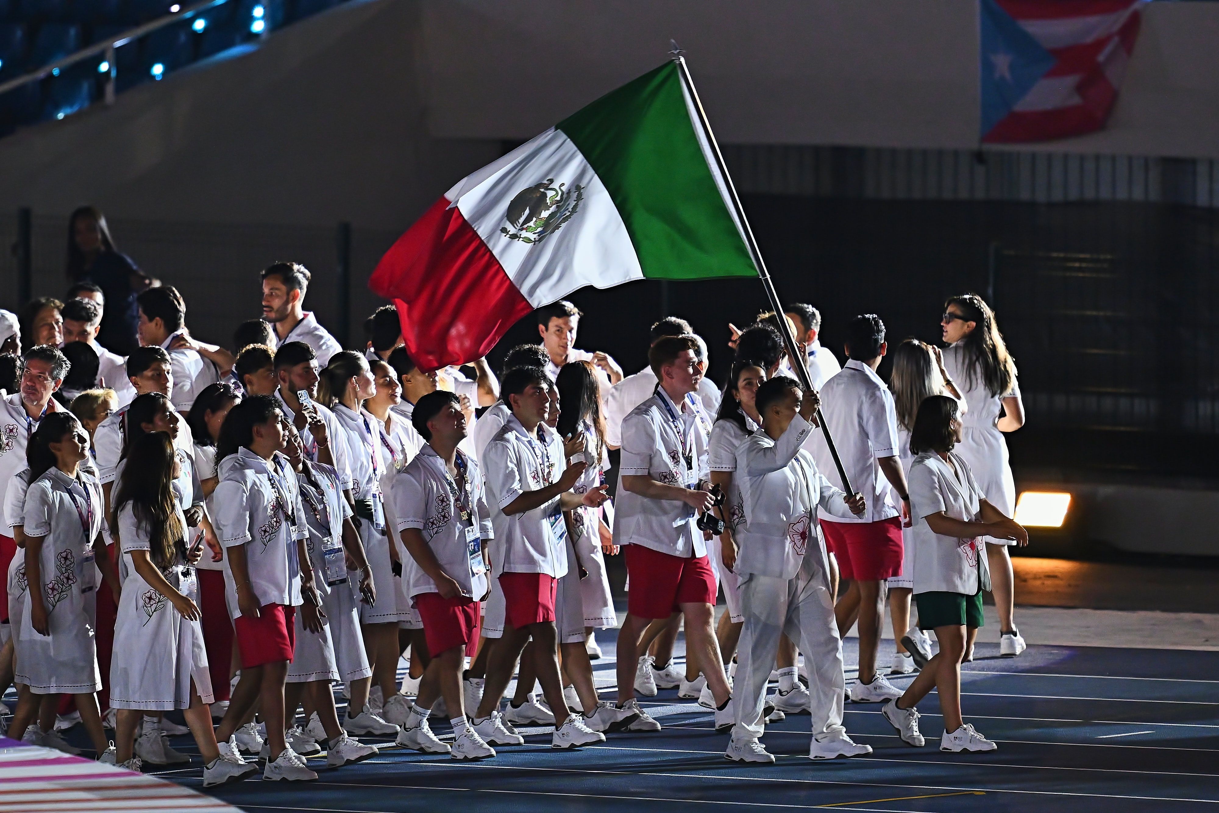 La delegación mexicana desfilando en el Estadio Olímpico Félix Sánchez