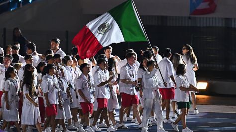 La delegación mexicana desfilando en el Estadio Olímpico Félix Sánchez