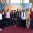 Nuria Vega  con equipo de El arte está oscuro y lleno de horrores Foto; Giff 2026