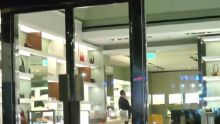Momentos después, los sujetos amedrentaron al personal de la tienda con una aparente arma de fuego (Foto: N+)