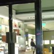 Momentos después, los sujetos amedrentaron al personal de la tienda con una aparente arma de fuego (Foto: N+)