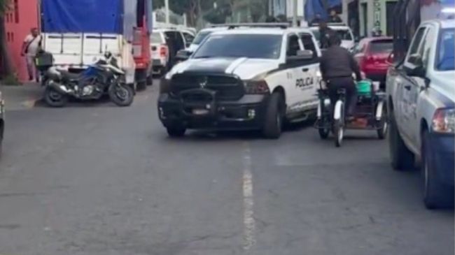 Los responsables, quienes se desplazaban en una motocicleta, persiguieron a la víctima antes de ultimarla en plena vía pública (Foto: N+)