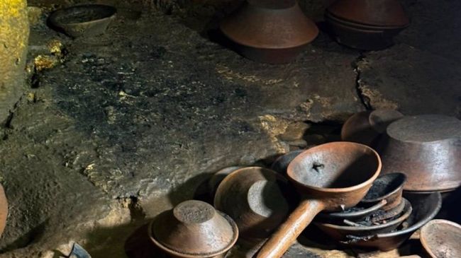 Denominada Mundo Zoque, esta formación de más de 100 metros de largo, albergaba urnas, cajetes y sahumadores con figuras humanas y de animales. Foto Josuhé Lozada, INAH.
