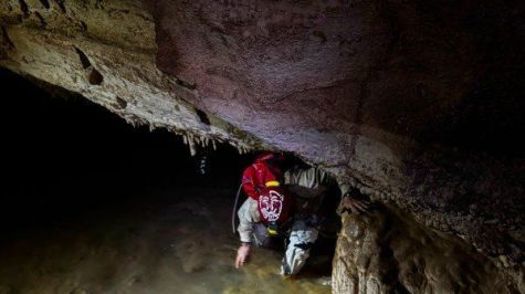 Denominada Mundo Zoque, esta formación de más de 100 metros de largo, albergaba urnas, cajetes y sahumadores con figuras humanas y de animales. Foto Josuhé Lozada, INAH.