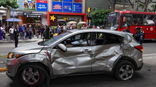 El vehículo siniestrado fue impactado por el costado. Foto: Cuartoscuro