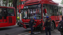 Metrobús aseguró que el automóvil realizó una vuelta a la izquierda prohibida e invadió el carril exclusivo; la unidad fue desalojada tras el impacto. (Foto: Cuartoscuro)