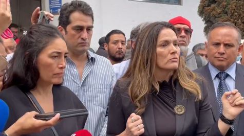 Durante la movilización, los inconformes entregaron un pliego petitorio dirigido a Bertha Alcalde Luján, titular del organismo y a César Cravioto Romero, titular de la Secgob (Foto: Especial) Durante la movilización, los inconformes entregaron un pliego petitorio dirigido a Bertha Alcalde Luján, titular del organismo y a César Cravioto Romero, titular de la Secgob (Foto: Especial)
