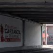 De acuerdo con información del periodista Carlos Jiménez, los sospechosos habían acondicionado un espacio bajo un puente vehicular para ocultarse tras cometer diversos ilícitos (Foto: ChatGPT)