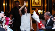 Rosalía saluda a sus fans chilenos durante su estancia en Santiago de Chile el pasado lunes 27 de julio (Foto EFE)
