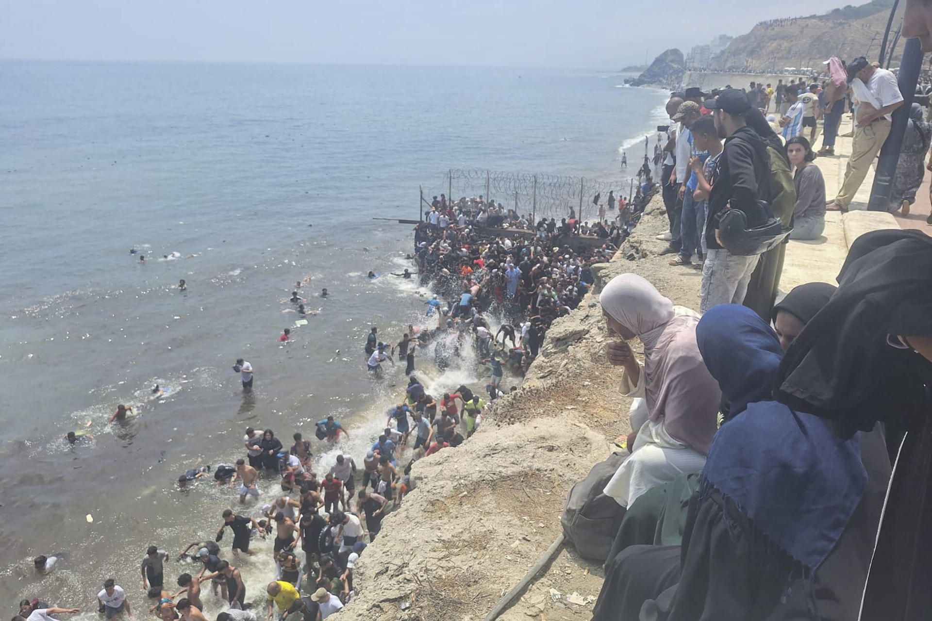 Miles de jóvenes marroquíes se dirigieron este jueves a la frontera entre Castillejos (Marruecos) y Ceuta (España) para tratar de cruzar la valla que separa las dos ciudades