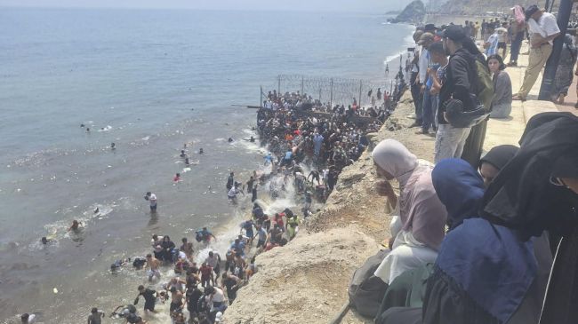 Miles de jóvenes marroquíes se dirigieron este jueves a la frontera entre Castillejos (Marruecos) y Ceuta (España) para tratar de cruzar la valla que separa las dos ciudades Miles de jóvenes marroquíes se dirigieron este jueves a la frontera entre Castillejos (Marruecos) y Ceuta (España) para tratar de cruzar la valla que separa las dos ciudades