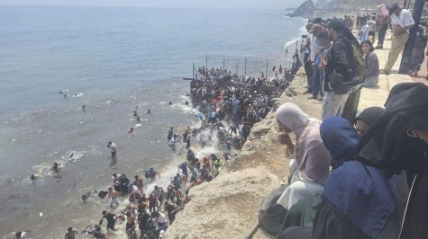 Miles de jóvenes marroquíes se dirigieron este jueves a la frontera entre Castillejos (Marruecos) y Ceuta (España) para tratar de cruzar la valla que separa las dos ciudades