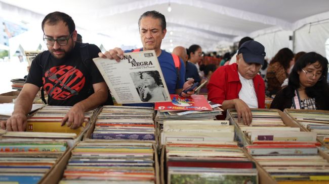 Asistentes buscan ofertas en una nueva edición del ya famoso remate. (Foro: Cuartoscuro) Asistentes buscan ofertas en una nueva edición del ya famoso remate. (Foro: Cuartoscuro)