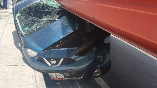 El automóvil quedó destrozado al ser impactado por la caja del vehículo. Foto: Redes sociales El automóvil quedó destrozado al ser impactado por la caja del vehículo. Foto: Redes sociales