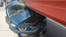 Un tráiler aplastó un Nissan March en la carretera México-Toluca, en Santa Fe. Cinco personas, entre ellas cuatro adolescentes, sobrevivieron al fuerte accidente. (Foto:  Especial)