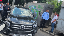 Una camioneta Mercedes-Benz chocó contra un poste en Periférico Sur, Tlalpan, y afectó puestos de comida. Dos personas resultaron lesionadas. (Foto: Redes sociales)