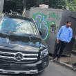 Una camioneta Mercedes-Benz chocó contra un poste en Periférico Sur, Tlalpan, y afectó puestos de comida. Dos personas resultaron lesionadas. (Foto: Redes sociales) Una camioneta Mercedes-Benz chocó contra un poste en Periférico Sur, Tlalpan, y afectó puestos de comida. Dos personas resultaron lesionadas. (Foto: Redes sociales)