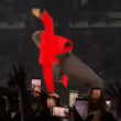 Harry Styles cae en pleno show y sorprende con su reacción en CDMX Harry Styles cae en pleno show y sorprende con su reacción en CDMX