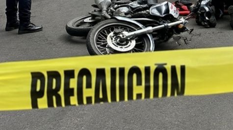 Las víctimas mortales son un hombre y una mujer, quienes viajaban como ocupantes del vehículo de dos ruedas al momento del impacto (Foto: ChatGPT)
