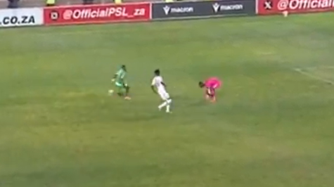 Sipho Gift Maseti es expulsado por tomar el balón fuera del área |Redes Sipho Gift Maseti es expulsado por tomar el balón fuera del área |Redes