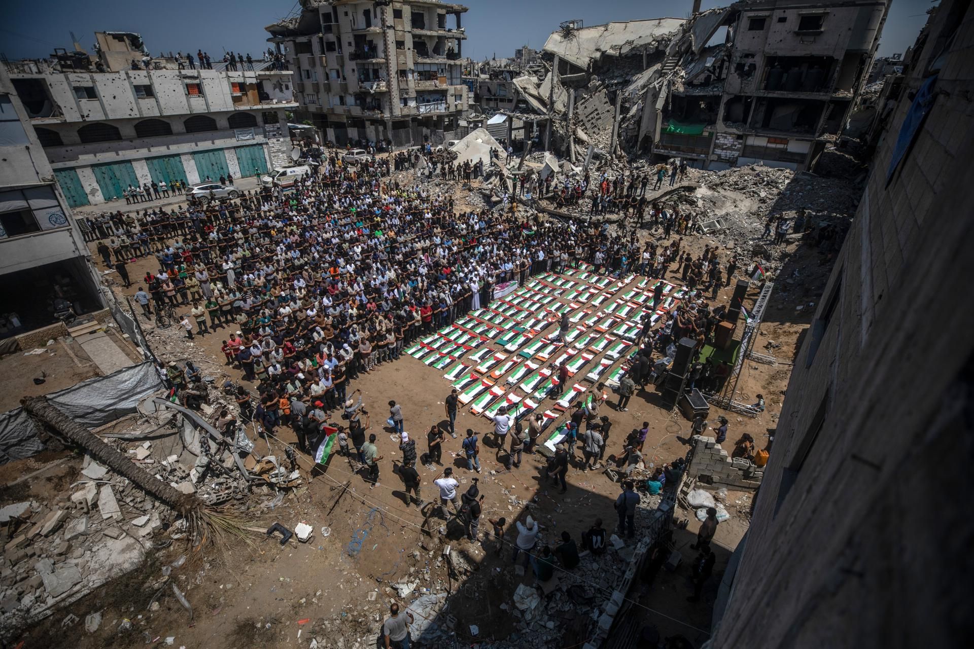 La ciudad de Gaza presenció este martes el entierro masivo de 112 miembros de una misma familia, incluidos niños.