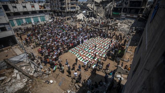 La ciudad de Gaza presenció este martes el entierro masivo de 112 miembros de una misma familia, incluidos niños.