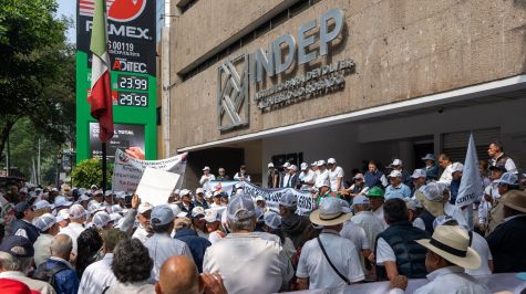 La movilización responde a una reforma impulsada por la administración de la presidenta Claudia Sheinbaum Pardo, la cual busca erradicar privilegios y limitar los montos de las pensiones en el sector público (Foto: EFE) La movilización responde a una reforma impulsada por la administración de la presidenta Claudia Sheinbaum Pardo, la cual busca erradicar privilegios y limitar los montos de las pensiones en el sector público (Foto: EFE)