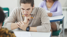 La UNAM publicó las sedes y horarios del examen de control presencial para 58 mil 783 aspirantes. Conoce fechas, sedes y quiénes deben presentarlo. (Foto: Especial)