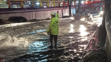 Las fuertes lluvias del viernes provocaron inundaciones y encharcamientos en CDMX; autoridades activaron Tlaloque 2.0 y desplegaron 115 elementos y 42 equipos. (Foto: @SGIRPC)