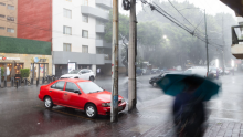 La SGIRPC prevé lluvias fuertes, actividad eléctrica y posible granizo esta tarde en CDMX, con temperatura máxima de 25 grados y rachas de 50 km/h. (Foto: Cuartoscuro)
