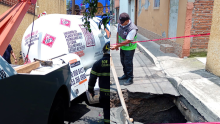 Una pipa de gas cayó en una socavación en San Diego Churubusco, Coyoacán. Evacuaron a 30 personas y retiraron el vehículo sin lesionados. (Foto: @SGIRPC)