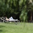 Imagen de archivo de una persona leyendo un libro en un parque en la capital vizcaína como consecuencia de las buenas temperaturas. EFE/Luis Tejido Imagen de archivo de una persona leyendo un libro en un parque en la capital vizcaína como consecuencia de las buenas temperaturas. EFE/Luis Tejido