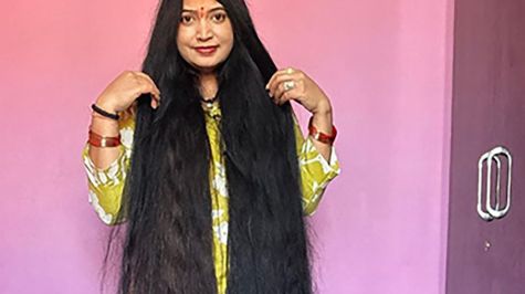 Fotografía publicada en la cuenta oficial en X @GWR de la organización Guinness World Records que muestra a la india Renu Dhariyal reconocida este viernes como la mujer con el pelo más largo del mundo por la organización, al alcanzar una melena de 271,50 centímetros de longitud. EFE/ @GWR/SOLO USO EDITORIA Fotografía publicada en la cuenta oficial en X @GWR de la organización Guinness World Records que muestra a la india Renu Dhariyal reconocida este viernes como la mujer con el pelo más largo del mundo por la organización, al alcanzar una melena de 271,50 centímetros de longitud. EFE/ @GWR/SOLO USO EDITORIA
